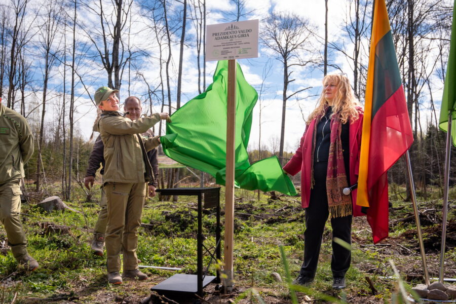 Tūkstančiai žmonių susivienijo Kaune: pasodinta Adamkaus vardo giraitė