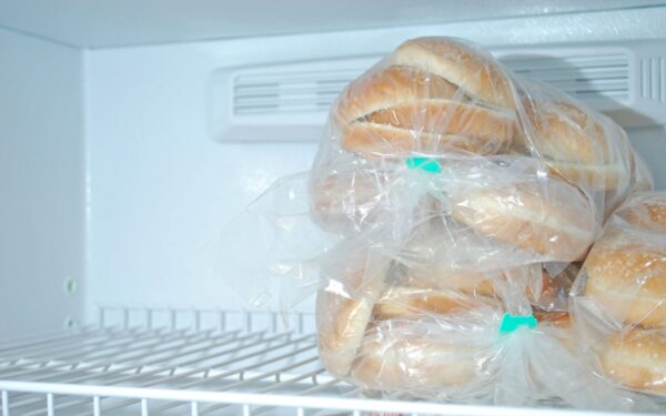 Nustokite švaistyti pinigus: viena klaida šaldant duoną sugadina jos skonį nepataisomai