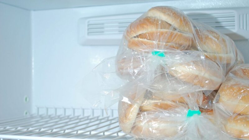 Nustokite švaistyti pinigus: viena klaida šaldant duoną sugadina jos skonį nepataisomai