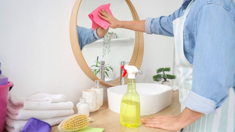 Veidrodžiai spindės lyg nauji: atskleistas pigus būdas, po kurio pirštų atspaudai nebekibs