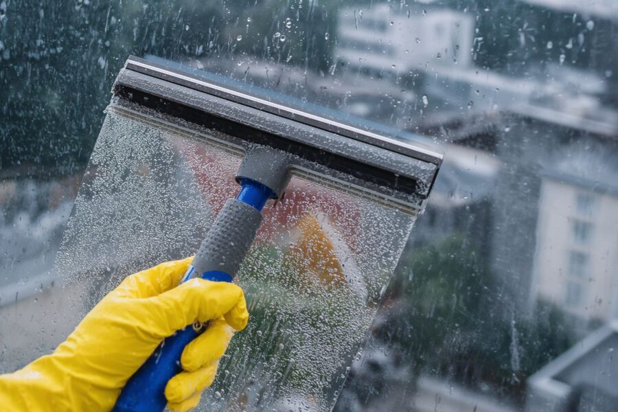 Dryžiai ant langų dings amžiams: kodėl valymui reikia naudoti būtent druską?