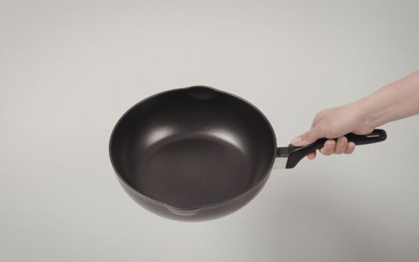 Pamirškite brangius valiklius: paprasta dantų pasta prikels jūsų keptuves naujam gyvenimui