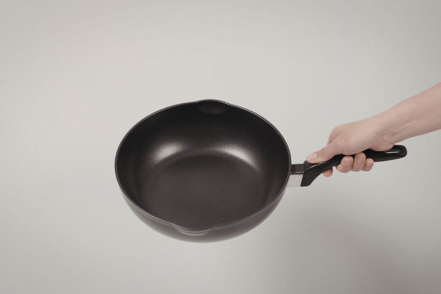 Pamirškite brangius valiklius: paprasta dantų pasta prikels jūsų keptuves naujam gyvenimui