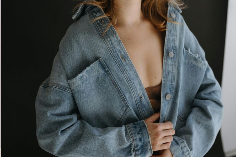 Balti marškiniai jau praeityje: štai koks džinsinis modelis idealiai tiks pavasariui