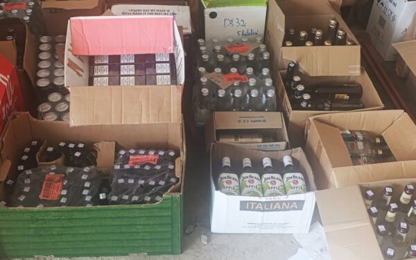 Įspūdingas laimikis per kratas: pareigūnai rado tūkstančius cigarečių ir alkoholio