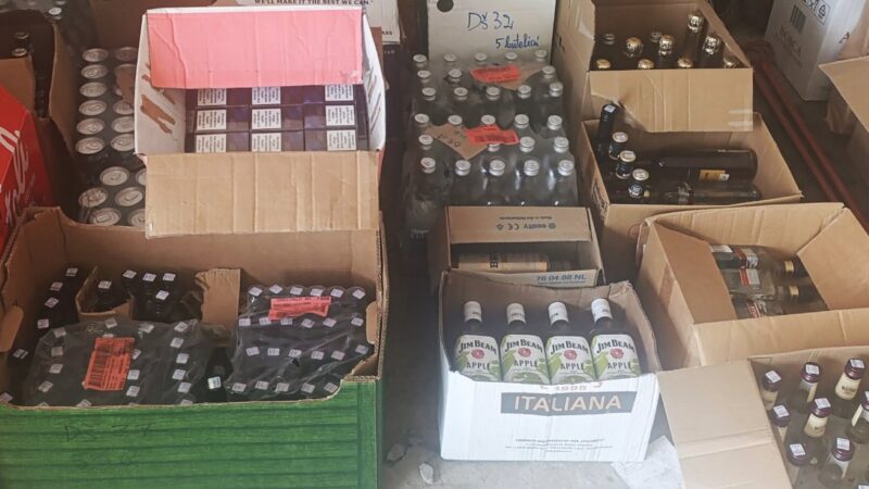 Įspūdingas laimikis per kratas: pareigūnai rado tūkstančius cigarečių ir alkoholio