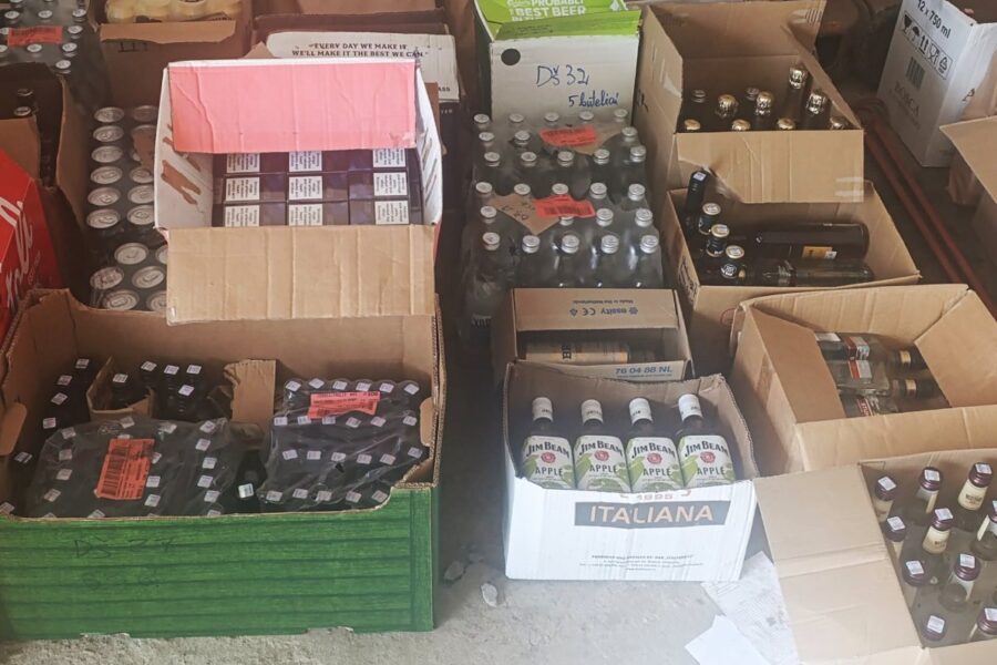 Įspūdingas laimikis per kratas: pareigūnai rado tūkstančius cigarečių ir alkoholio