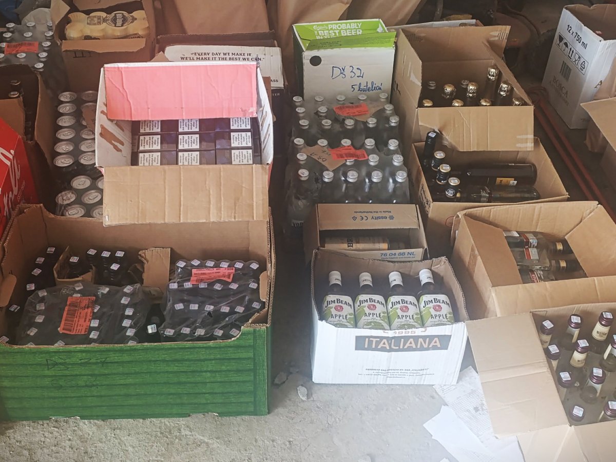 Įspūdingas laimikis per kratas: pareigūnai rado tūkstančius cigarečių ir alkoholio