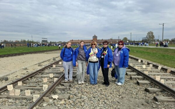 Lietuvos mokiniai Aušvice: „Gyvųjų maršas“ priminė skaudžią istoriją ir svarbią atsakomybę