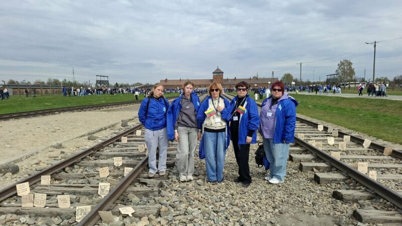 Lietuvos mokiniai Aušvice: „Gyvųjų maršas“ priminė skaudžią istoriją ir svarbią atsakomybę