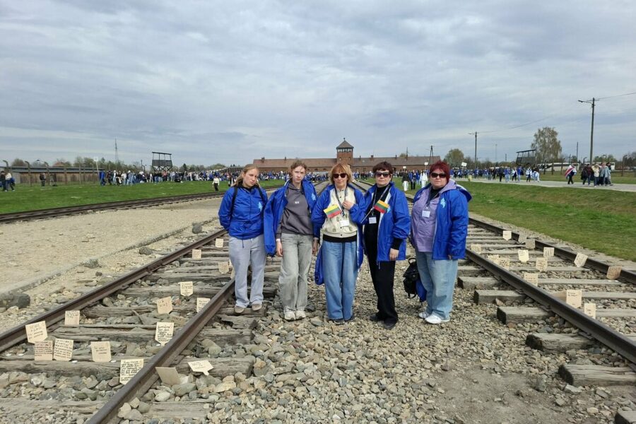 Lietuvos mokiniai Aušvice: „Gyvųjų maršas“ priminė skaudžią istoriją ir svarbią atsakomybę