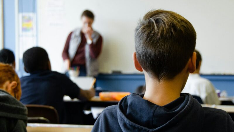 Išpuoliai mokyklose kelia nerimą: specialistai įspėja, kaip su vaikais kalbėtis dabar