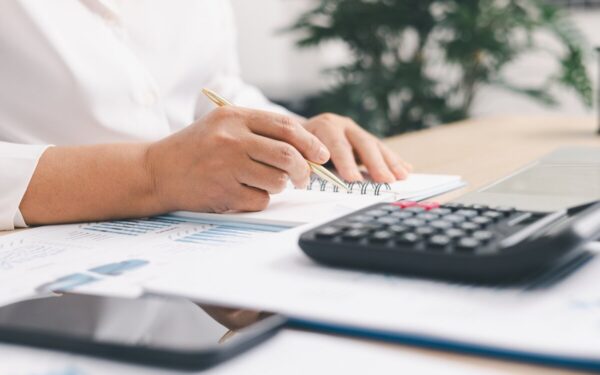 Neraminantys signalai darbo rinkoje: atleidimai palies tūkstančius darbuotojų