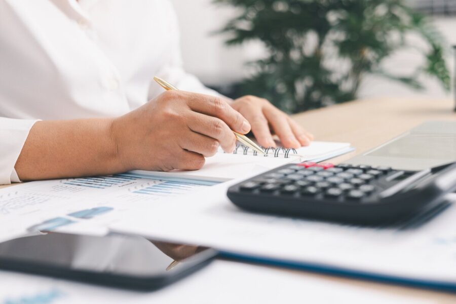 Neraminantys signalai darbo rinkoje: atleidimai palies tūkstančius darbuotojų