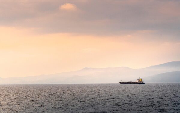 Benzinas brangsta kas valandą: atskleisti 4 planai, kaip bus vėl atvertas Hormuzo sąsiauris