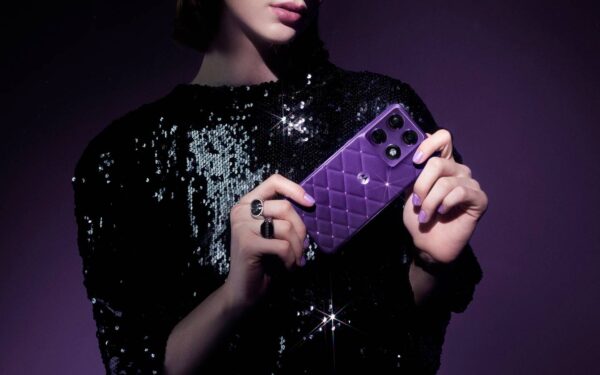 Telefonas virto prabangiu papuošalu: „Motorola“ su „Swarovski“ kristalais stulbina kaina