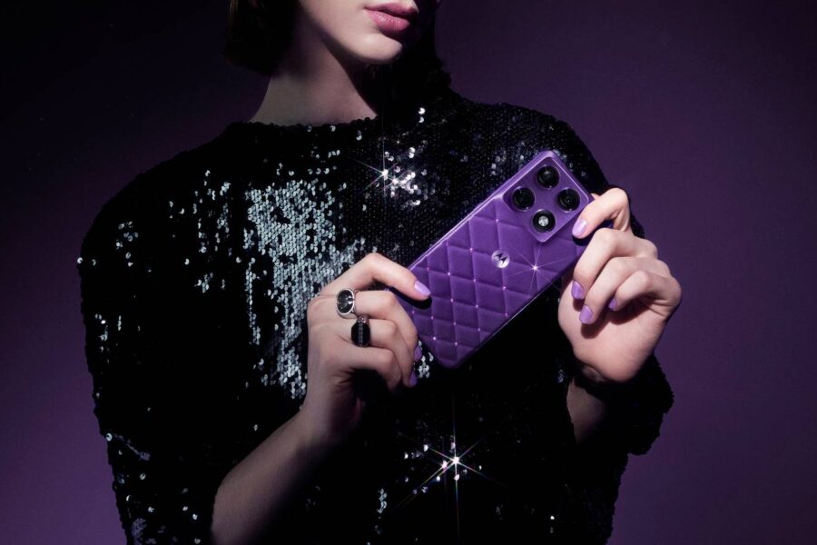 Telefonas virto prabangiu papuošalu: „Motorola“ su „Swarovski“ kristalais stulbina kaina