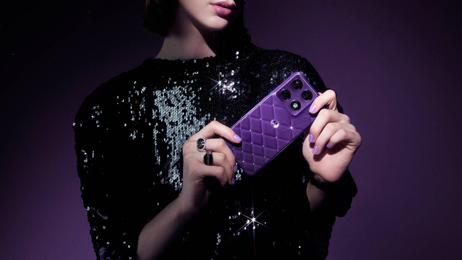 Telefonas virto prabangiu papuošalu: „Motorola“ su „Swarovski“ kristalais stulbina kaina