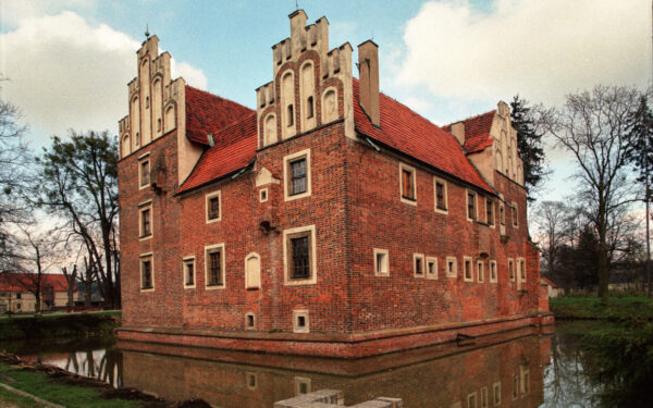 Ši miniatiūrinė pilis kyla tiesiog iš vandens: kur slepiasi pasakiška kaimynų tvirtovė?