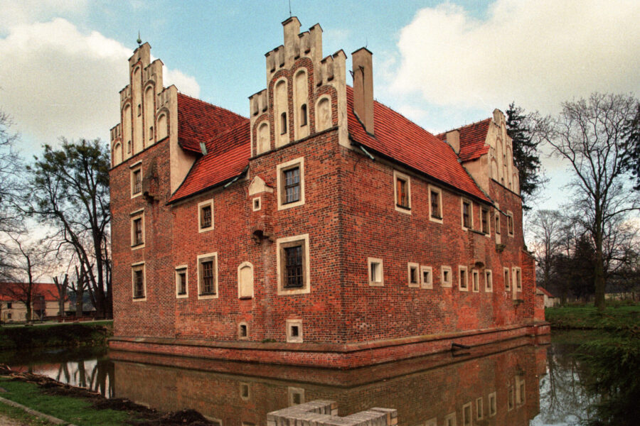 Ši miniatiūrinė pilis kyla tiesiog iš vandens: kur slepiasi pasakiška kaimynų tvirtovė?