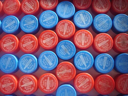 Sodo takas beveik nemokamai: kaip panaudoti senus butelius ir cementą stilingoms plytelėms?