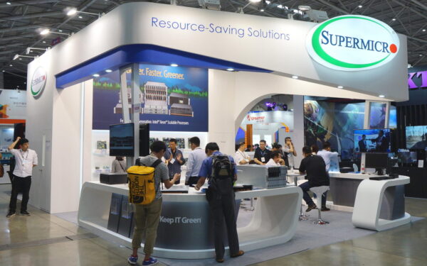 Akcijos ritosi žemyn: „Super Micro Computer“ įkūrėjas įkliuvo dėl slapto plano su Kinija
