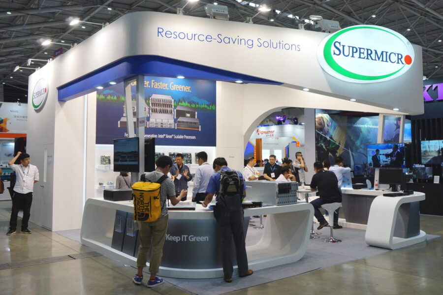 Akcijos ritosi žemyn: „Super Micro Computer“ įkūrėjas įkliuvo dėl slapto plano su Kinija