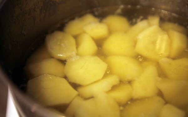 Neišpilkite bulvių nuoviro: viena gudrybė pavers jį aukso vertės trąša jūsų sodui