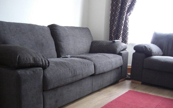 Sofa vėl kaip nauja: genialus triukas su puodo dangčiu, kuris išvalys net giliausią purvą