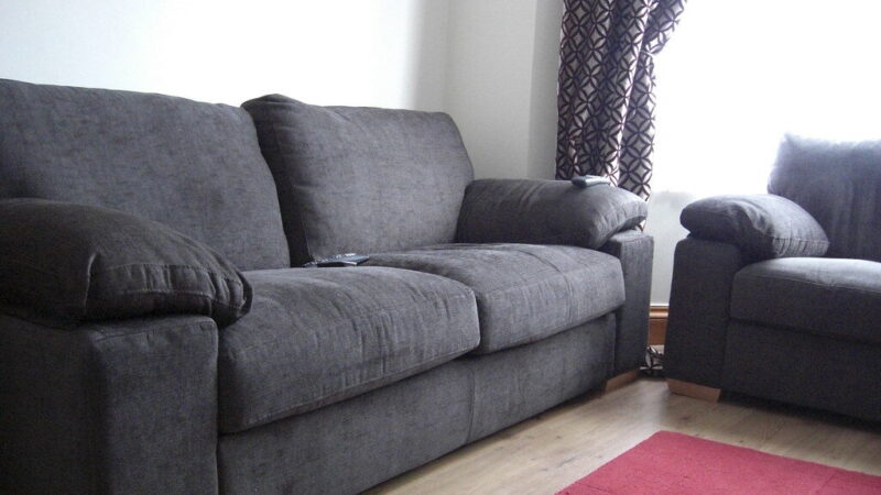 Sofa vėl kaip nauja: genialus triukas su puodo dangčiu, kuris išvalys net giliausią purvą