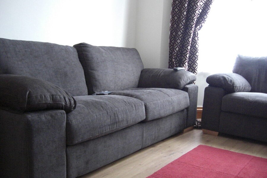 Sofa vėl kaip nauja: genialus triukas su puodo dangčiu, kuris išvalys net giliausią purvą