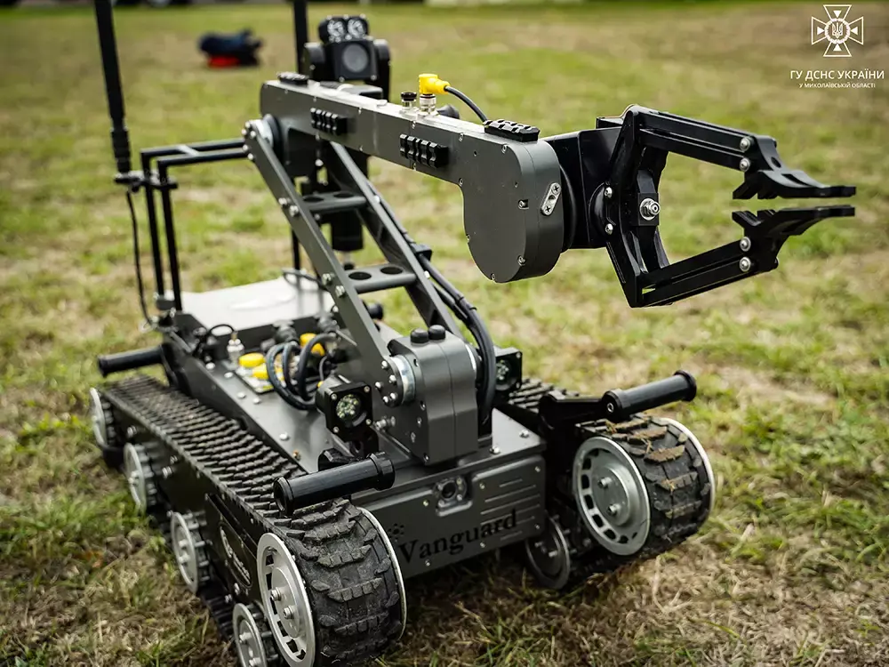 Robotai jau kovoja vietoj karių: Ukraina surengė 100 atakų be žmonių
