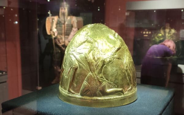 Neįtikėtina vagystės atomazga: vagišiai patys grąžino 2,5 tūkst. metų aukso šalmą