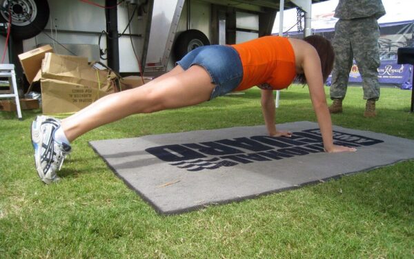 Kankinatės darydamos atsispaudimus? Anatomijos ekspertas atskleidė triuką, kuris viską pakeis