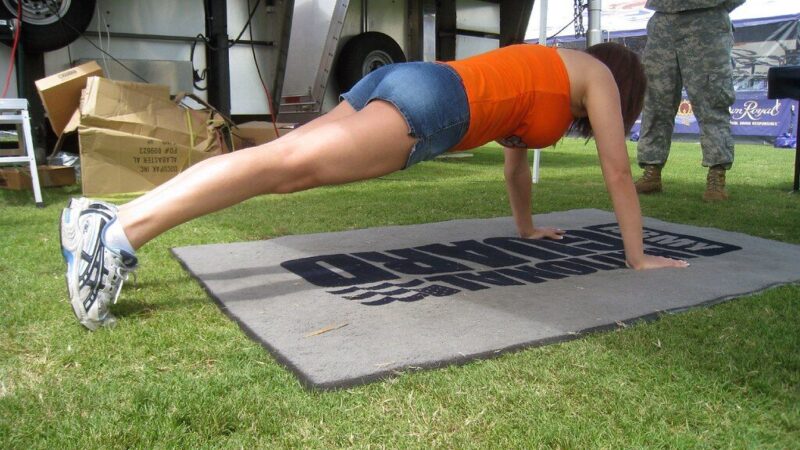 Kankinatės darydamos atsispaudimus? Anatomijos ekspertas atskleidė triuką, kuris viską pakeis