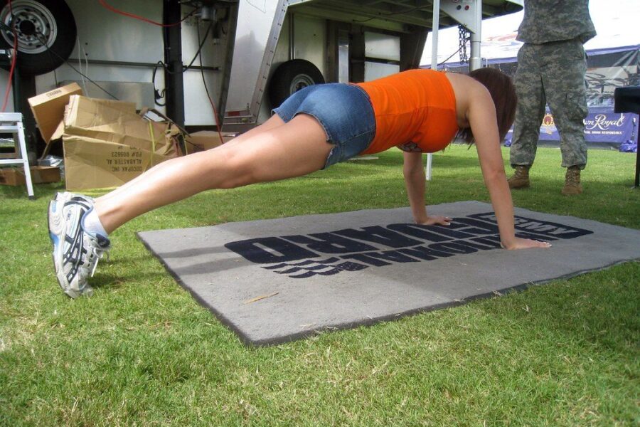 Kankinatės darydamos atsispaudimus? Anatomijos ekspertas atskleidė triuką, kuris viską pakeis