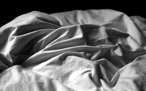 Neišmeskite senų paklodžių: štai kaip paprastas sodo tinklelis pavers jas stilingu kilimu