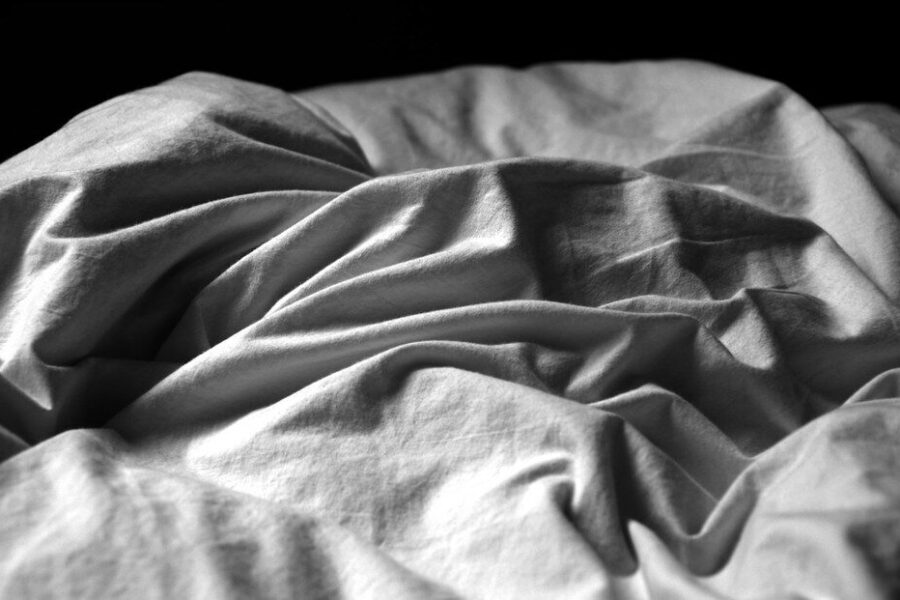 Neišmeskite senų paklodžių: štai kaip paprastas sodo tinklelis pavers jas stilingu kilimu