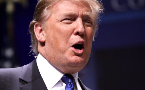 Donaldas Trumpas gavo atsaką savo ginklu: DI sukurti klipai užvaldė tinklus