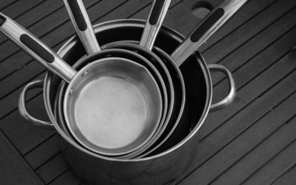 Keptuvė spindės kaip nauja: viena indaplovės tabletė ir netikėtas priedas daro stebuklus