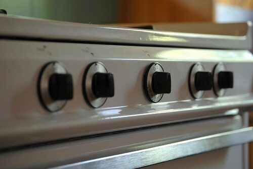 Viryklės rankenėlės vėl spindės lyg naujos: atskleidėme, kaip lengvai pašalinti lipnius riebalus