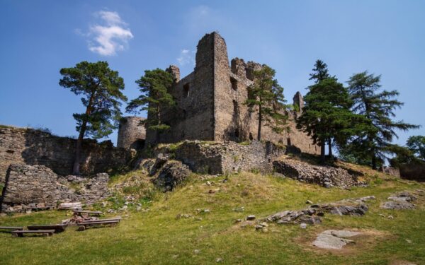 Helfenburko pilies griuvėsiai Čekijoje: kodėl šią paslaptingą vietą tiesiog privalote pamatyti?