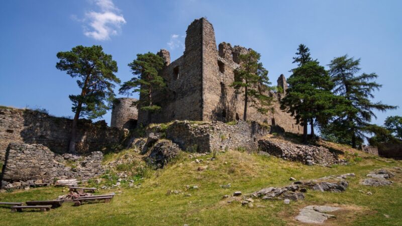 Helfenburko pilies griuvėsiai Čekijoje: kodėl šią paslaptingą vietą tiesiog privalote pamatyti?