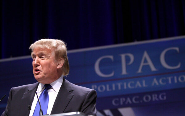 Respublikonai spaudžia Donaldą Trumpą: karas su Iranu brangina degalus, o laikas baigiasi