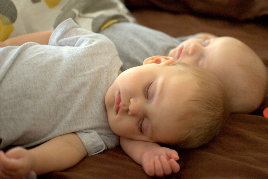 Mokslininkai nustatė: kodėl dvyniai atsilieka nuo brolių, bet sulaukę 7-erių juos net pranoksta?