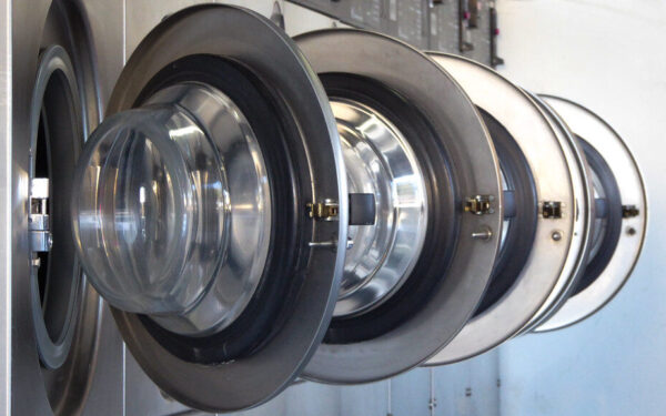 Dingo elektra, o skalbiniai liko viduje? Štai paprastas būdas atidaryti skalbyklę per kelias sekundes