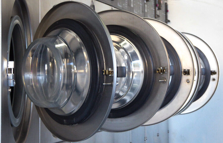 Dingo elektra, o skalbiniai liko viduje? Štai paprastas būdas atidaryti skalbyklę per kelias sekundes