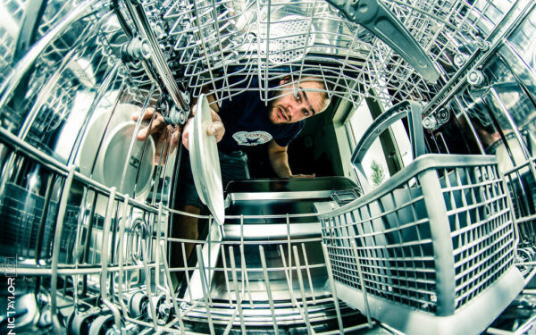 Niekada neatidarykite indaplovės iškart: ši klaida gali nepataisomai sugadinti jūsų baldus