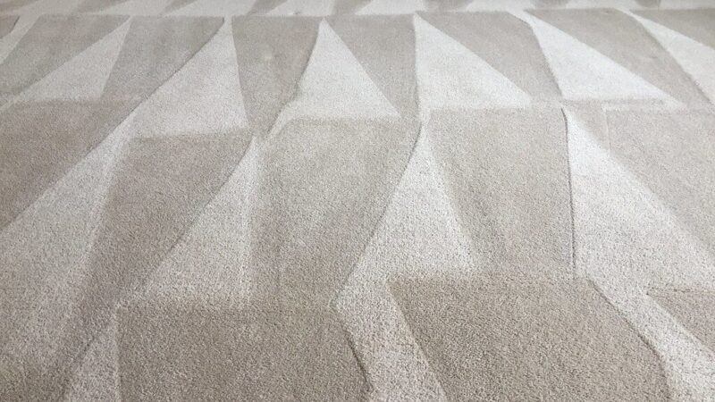 Pamirškite brangų cheminį valymą: 2 pigios priemonės jūsų kilimui sugrąžins pradinę švarą