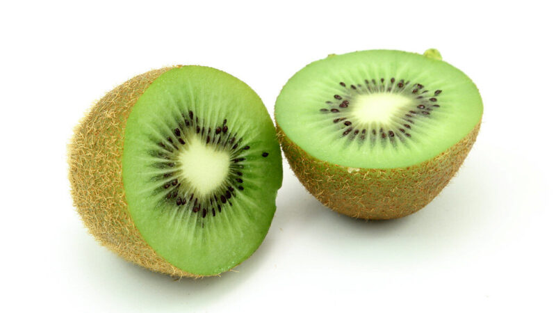 Jūs visą gyvenimą kivius valgėte neteisingai: kodėl jų lupimas yra didžiulė klaida?